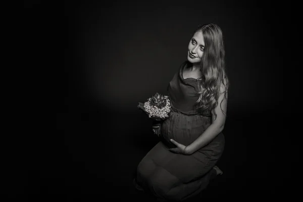 फूलों के साथ सुंदर गर्भवती महिला — स्टॉक फ़ोटो, इमेज
