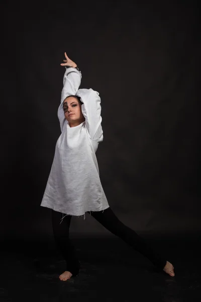 Bailarina sobre el fondo oscuro —  Fotos de Stock