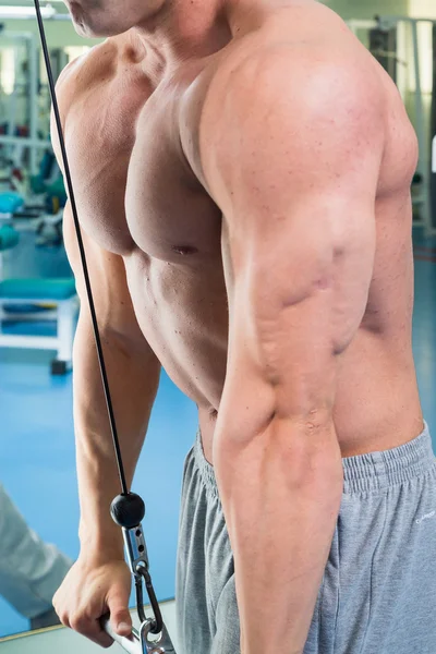 Atleta realiza ejercicios en el gimnasio — Foto de Stock