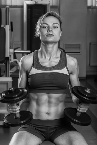 Vacker blondin i gymmet — Stockfoto