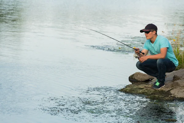 L'homme a attrapé un poisson — Photo