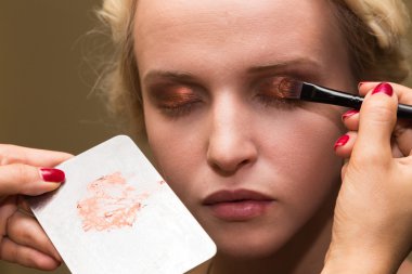 Güzel bir kız profesyonel makyaj