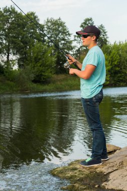 Adam bir balık yakaladı