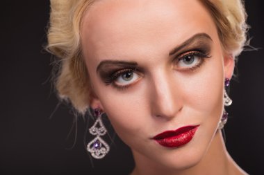 retro giysili bir kadına