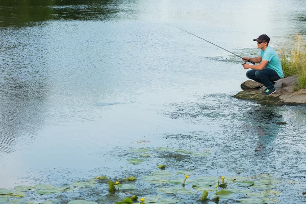 Homem pegou um peixe — Fotografia de Stock