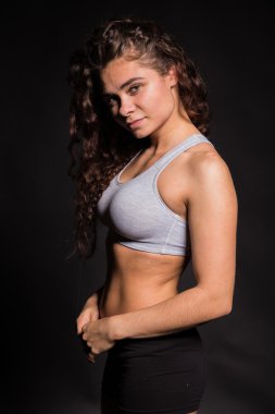 Atletik kıvırcık kız