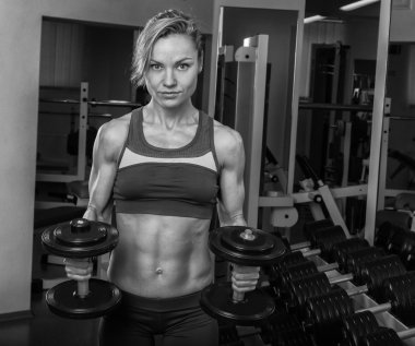 Kadın egzersiz yapıyor.