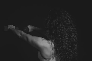 Atletik kıvırcık kız