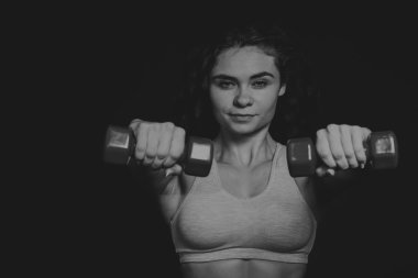 Atletik kıvırcık kız