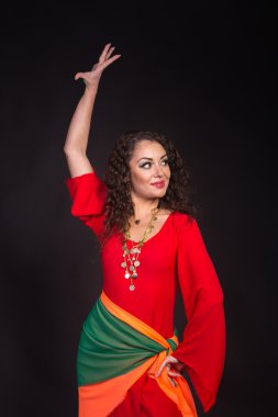 Kırmızı siyah bir zemin üzerine muhteşem bir kadın