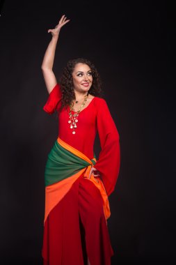 Kırmızı siyah bir zemin üzerine muhteşem bir kadın