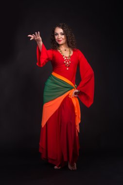 Kırmızı siyah bir zemin üzerine muhteşem bir kadın