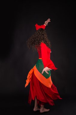 Kırmızı siyah bir zemin üzerine muhteşem bir kadın