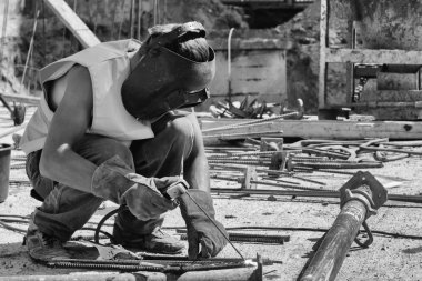 inşaatta çalışıyor