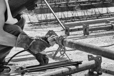 inşaatta çalışıyor