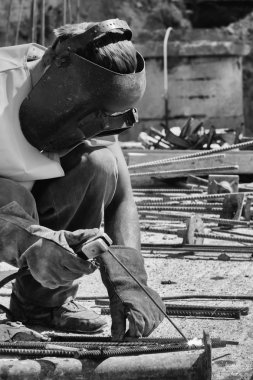 inşaatta çalışıyor