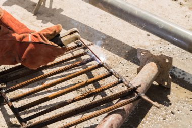 inşaatta çalışıyor