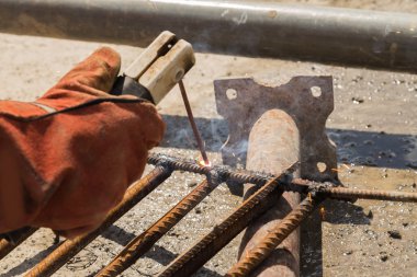 inşaatta çalışıyor