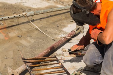 inşaatta çalışıyor