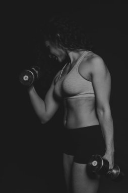 Atletik kıvırcık kız