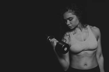 Atletik kıvırcık kız