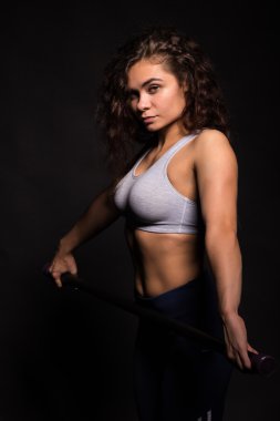 Atletik kıvırcık kız