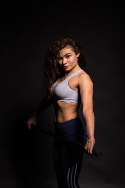 Atletik kıvırcık kız