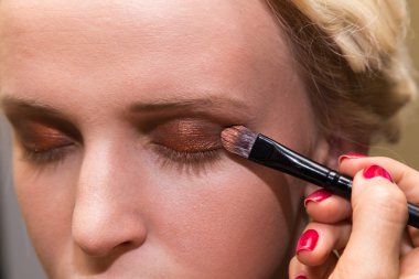 Güzel bir kız profesyonel makyaj