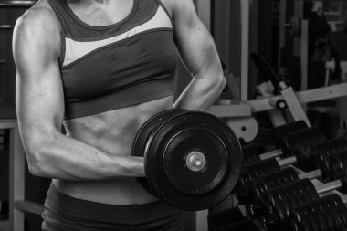 Kadın egzersiz yapıyor.