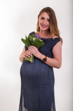 çiçekli güzel bir hamile kadın