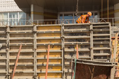 inşaatta çalışıyor