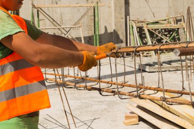 inşaatta çalışıyor