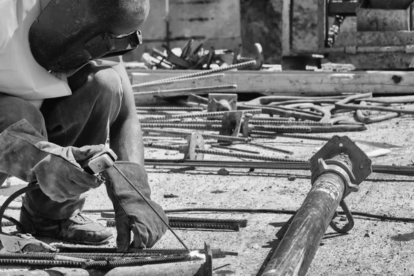 inşaatta çalışıyor