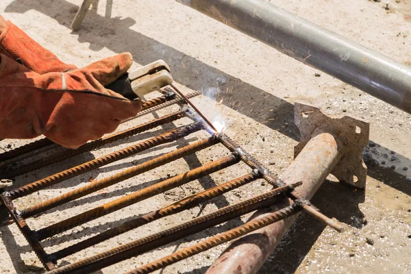 inşaatta çalışıyor