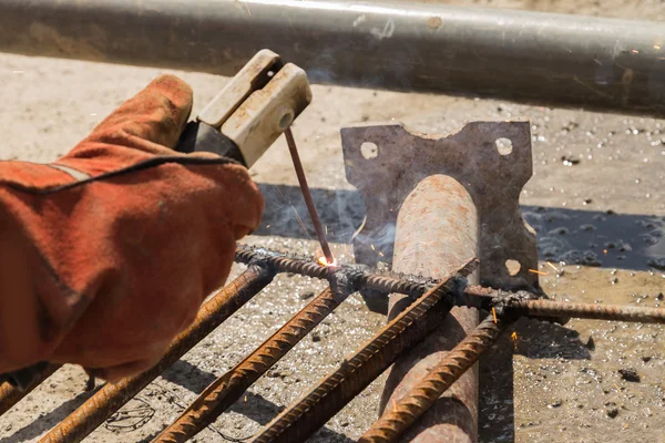 inşaatta çalışıyor