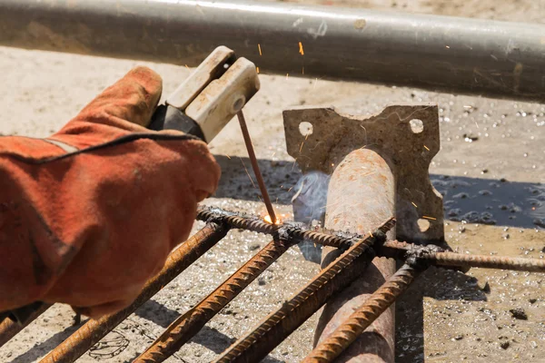 inşaatta çalışıyor