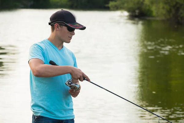 L'uomo catturato un pesce — Foto Stock