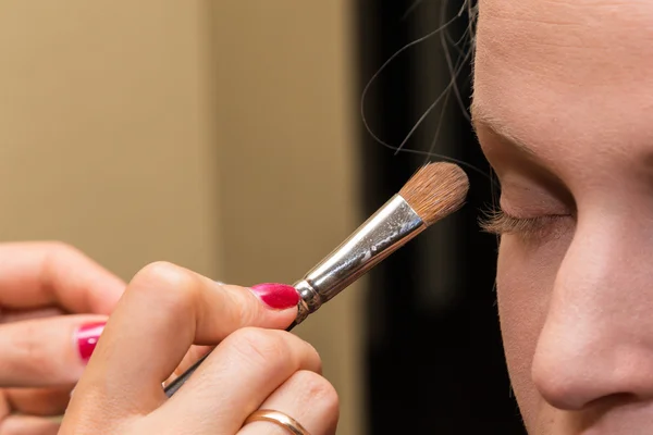 Professionelles Make-up auf einem schönen Mädchen — Stockfoto