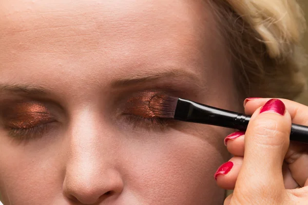 Güzel bir kız profesyonel makyaj