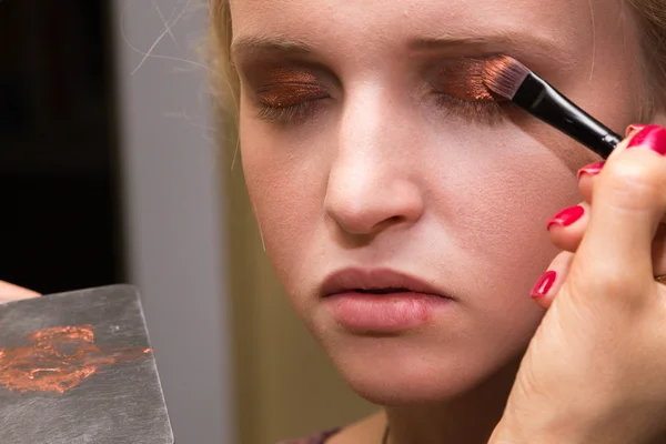 Trucco professionale su una bella ragazza — Foto Stock