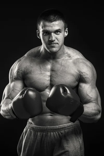 Homem atlético em luvas de boxe — Fotografia de Stock