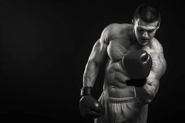 Athletischer Mann in Boxhandschuhen — Stockfoto