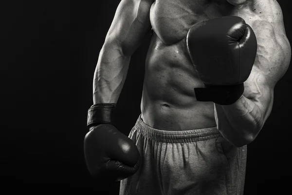 Atletische man in bokshandschoenen — Stockfoto