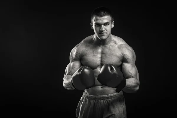 Lekkoatletycznego mężczyzna w Rękawice bokserskie — Zdjęcie stockowe