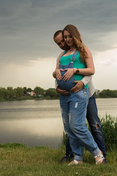 Família esperando pelo bebê — Fotografia de Stock