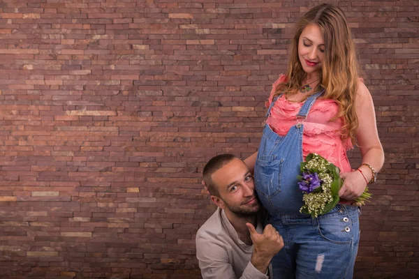 Uma jovem e bela família à espera do bebé — Fotografia de Stock