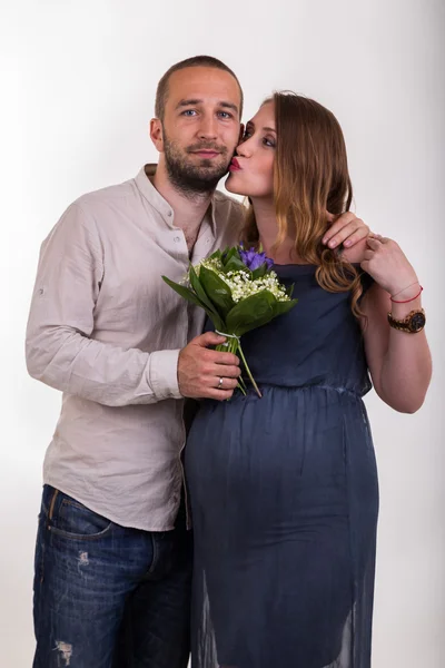 Une jeune et belle famille en attente de bébé — Photo