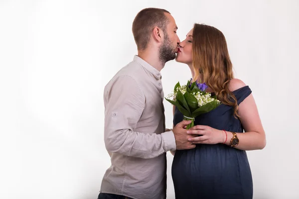 Eine junge, schöne Familie wartet auf ein Baby — Stockfoto