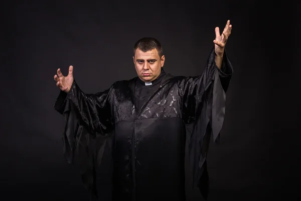 De acteur speelt de rol van een priester — Stockfoto