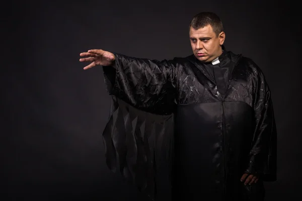 Skådespelaren spelar rollen av en präst — Stockfoto